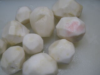 中がピンク色になった里芋